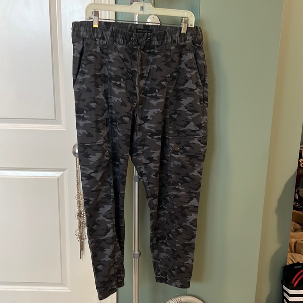 Banana republic camo jogger pants. Size large. Like new.